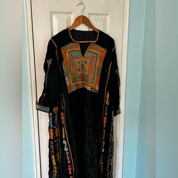 Vintage Velvet Traditional Palestinian Thobe - Picture 3 of 11